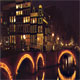 Il Damrak di notte ad Amsterdam