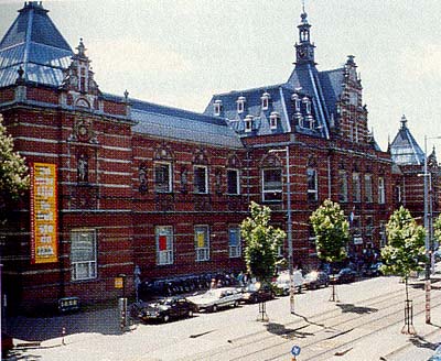Stedelijk Museum Amsterdam, Entrata, link qui per dimensioni reali