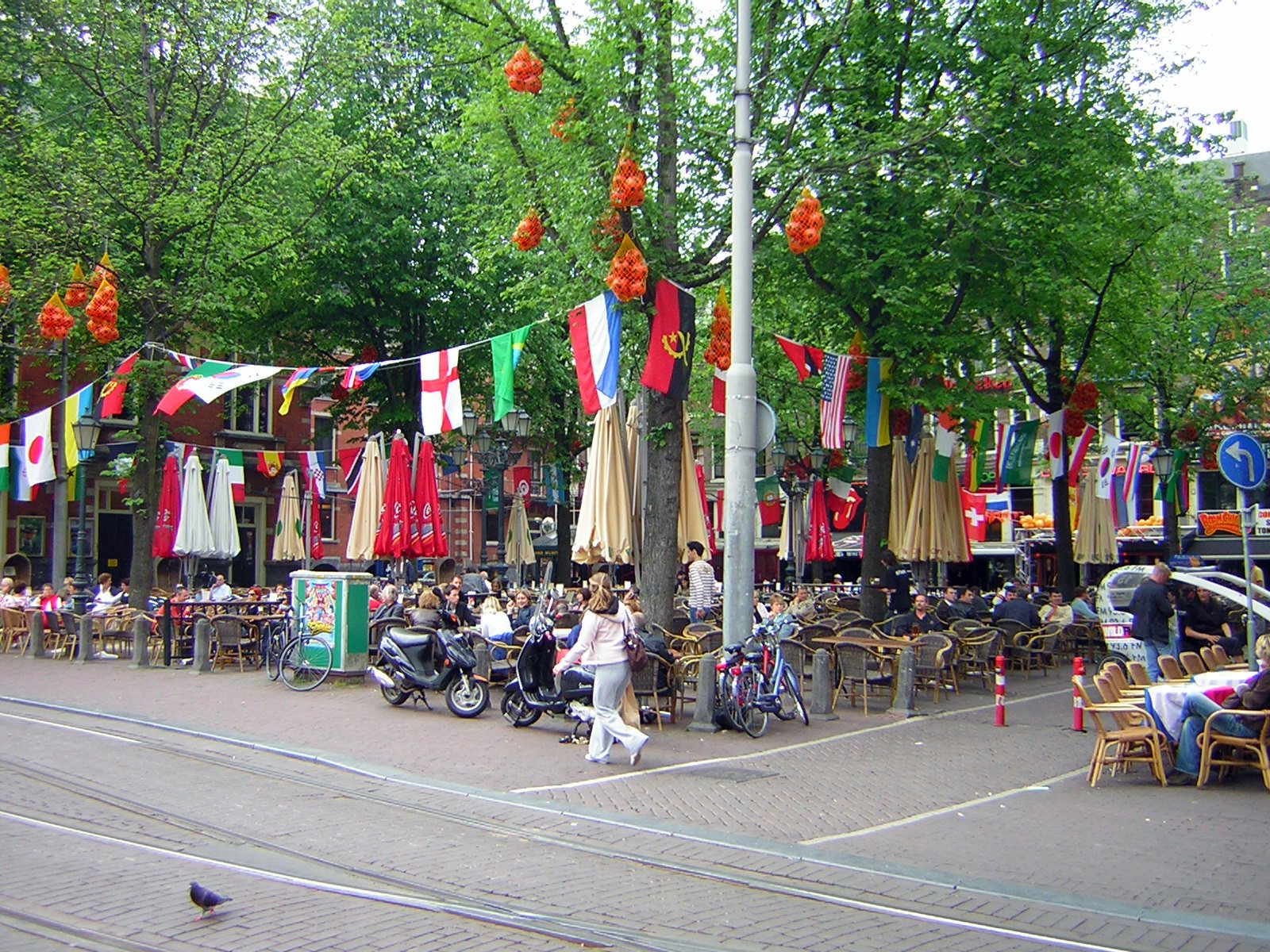Bandiere al Leidseplein, link qui per dimensioni reali