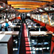 Interno di una Canalboat blu