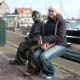 volendam elisabetta con la statua sulla panchina