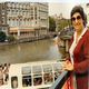 Amsterdam, un canale con un bateau di turisti